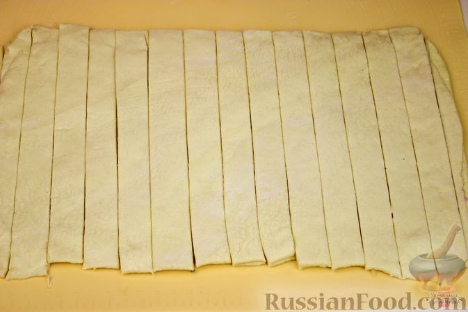 Фото приготовления рецепта: Слоёные палочки-спиральки с ветчиной и сыром - шаг №7