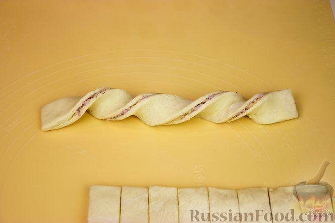 Фото приготовления рецепта: Слоёные палочки-спиральки с ветчиной и сыром - шаг №8
