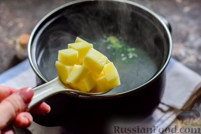 Фото приготовления рецепта: Куриный суп со шпинатом, плавленым сыром и сливками - шаг №7