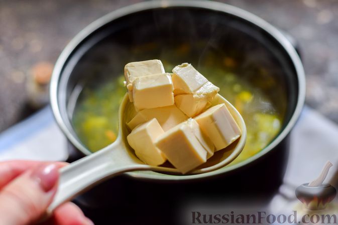 Фото приготовления рецепта: Куриный суп со шпинатом, плавленым сыром и сливками - шаг №10