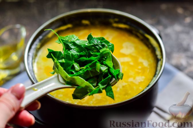 Фото приготовления рецепта: Куриный суп со шпинатом, плавленым сыром и сливками - шаг №12