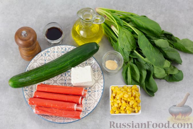 Фото приготовления рецепта: Крабовый салат с кукурузой, огурцом, фетой и шпинатом - шаг №1
