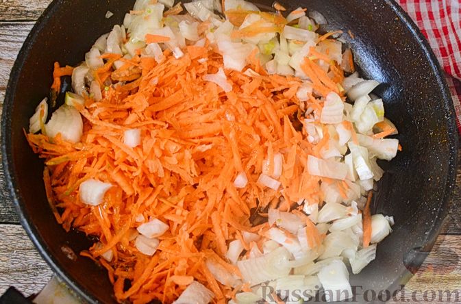Фото приготовления рецепта: Печёночный торт с морковью и орехами - шаг №9