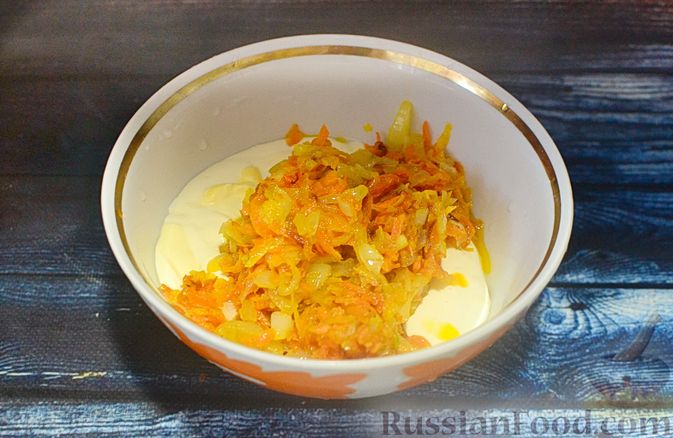Фото приготовления рецепта: Печёночный торт с морковью и орехами - шаг №13