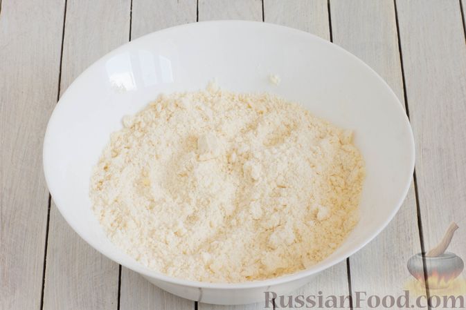 Фото приготовления рецепта: Песочное печенье из сметаны, с начинкой из фиников - шаг №5