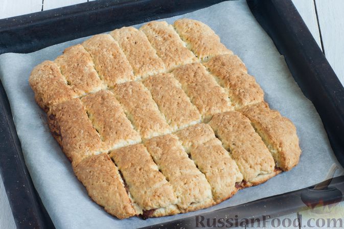 Фото приготовления рецепта: Песочное печенье из сметаны, с начинкой из фиников - шаг №15