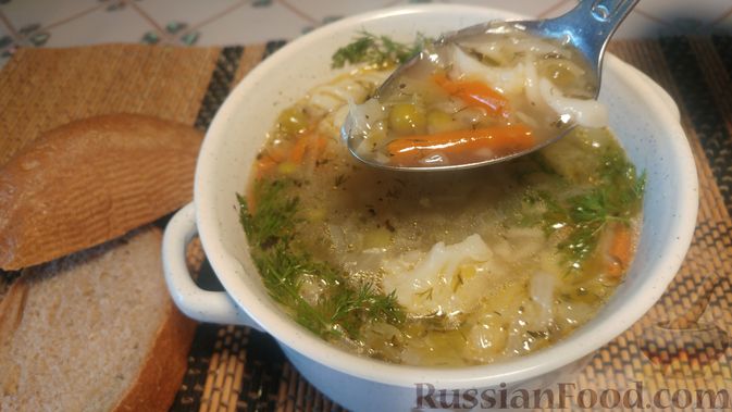 Фото к рецепту: Овощной суп с макаронами и консервированным горошком (на говяжьем бульоне)