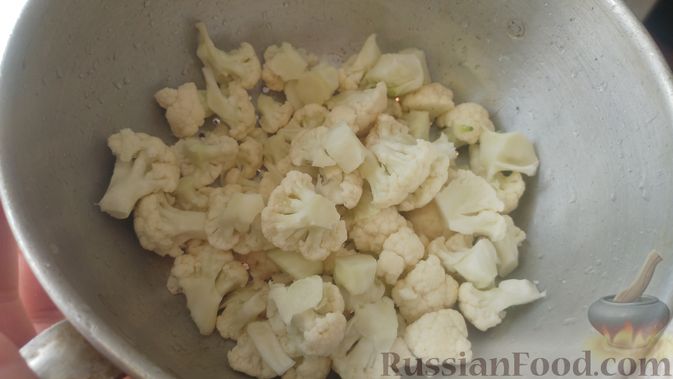 Фото приготовления рецепта: Овощной суп с макаронами и консервированным горошком (на говяжьем бульоне) - шаг №3