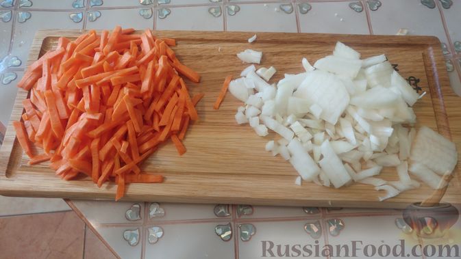 Фото приготовления рецепта: Овощной суп с макаронами и консервированным горошком (на говяжьем бульоне) - шаг №5