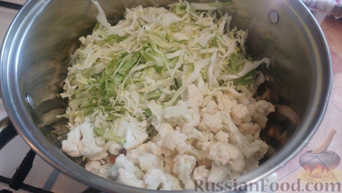 Фото приготовления рецепта: Овощной суп с макаронами и консервированным горошком (на говяжьем бульоне) - шаг №11