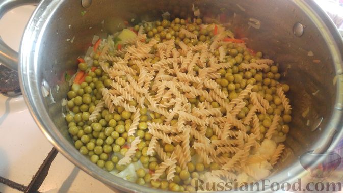 Фото приготовления рецепта: Овощной суп с макаронами и консервированным горошком (на говяжьем бульоне) - шаг №15