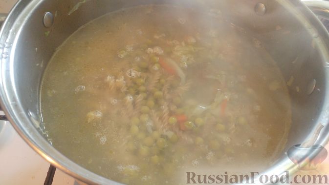 Фото приготовления рецепта: Овощной суп с макаронами и консервированным горошком (на говяжьем бульоне) - шаг №16