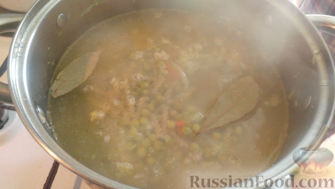 Фото приготовления рецепта: Овощной суп с макаронами и консервированным горошком (на говяжьем бульоне) - шаг №17