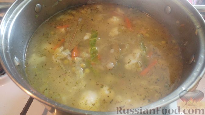 Фото приготовления рецепта: Овощной суп с макаронами и консервированным горошком (на говяжьем бульоне) - шаг №18