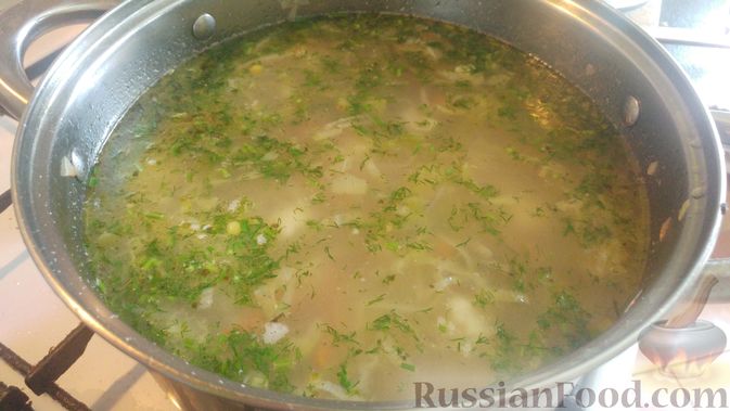 Фото приготовления рецепта: Овощной суп с макаронами и консервированным горошком (на говяжьем бульоне) - шаг №19