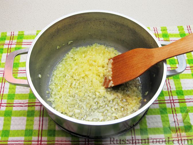 Фото приготовления рецепта: Картофельный суп с плавленым сыром - шаг №4