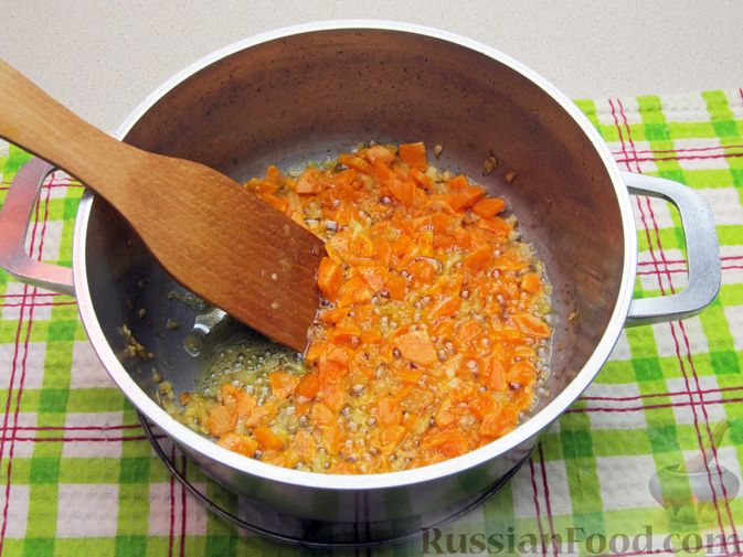 Фото приготовления рецепта: Картофельный суп с плавленым сыром - шаг №6