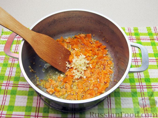 Фото приготовления рецепта: Картофельный суп с плавленым сыром - шаг №8