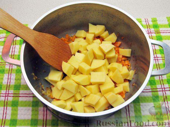 Фото приготовления рецепта: Картофельный суп с плавленым сыром - шаг №10