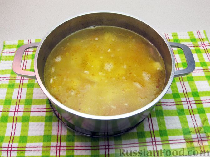 Фото приготовления рецепта: Картофельный суп с плавленым сыром - шаг №12