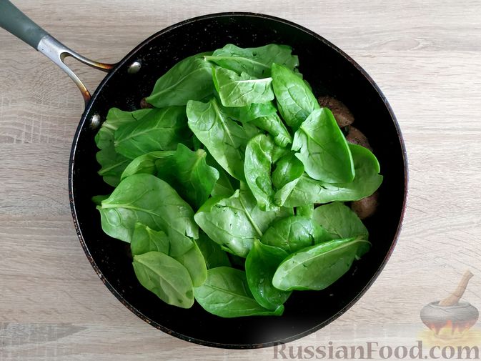 Фото приготовления рецепта: Салат из печени со шпинатом и стручковой фасолью - шаг №10