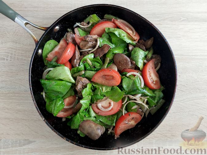 Фото приготовления рецепта: Салат из печени со шпинатом и стручковой фасолью - шаг №13