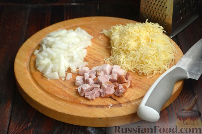 Фото приготовления рецепта: Тефтели с сыром, тушенные в томатном соусе, с оливками - шаг №2