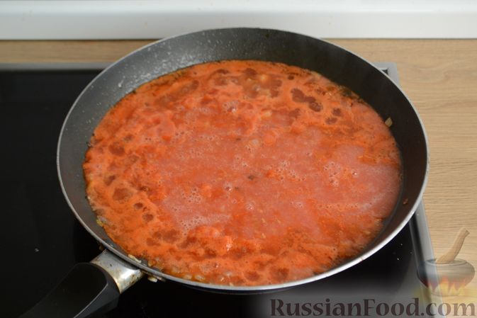 Фото приготовления рецепта: Тефтели с сыром, тушенные в томатном соусе, с оливками - шаг №9