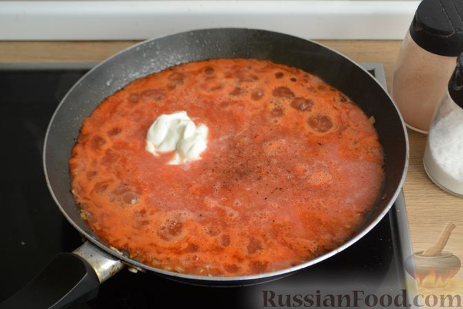 Фото приготовления рецепта: Тефтели с сыром, тушенные в томатном соусе, с оливками - шаг №10