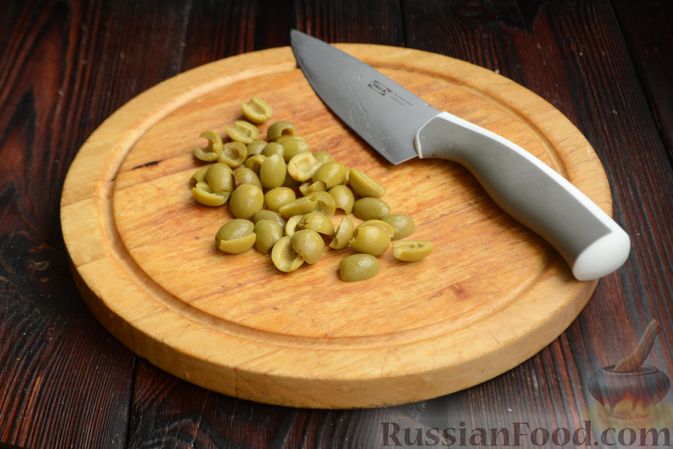 Фото приготовления рецепта: Тефтели с сыром, тушенные в томатном соусе, с оливками - шаг №11