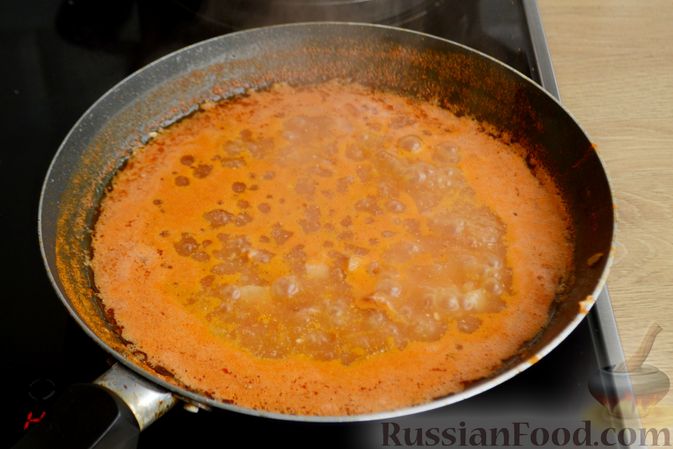 Фото приготовления рецепта: Тефтели с сыром, тушенные в томатном соусе, с оливками - шаг №13