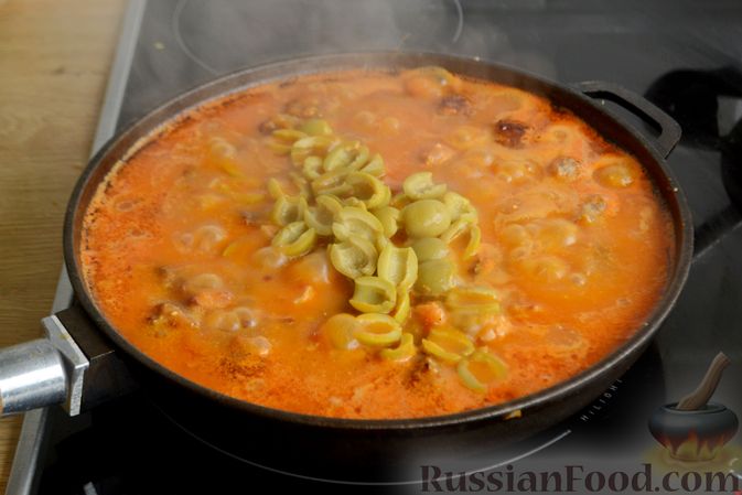 Фото приготовления рецепта: Тефтели с сыром, тушенные в томатном соусе, с оливками - шаг №14