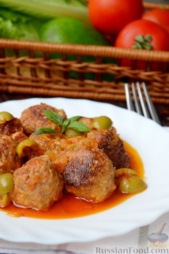 Фото приготовления рецепта: Тефтели с сыром, тушенные в томатном соусе, с оливками - шаг №19