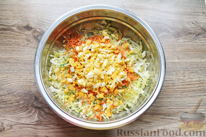 Фото приготовления рецепта: Овощной салат с кальмарами и кукурузой - шаг №9