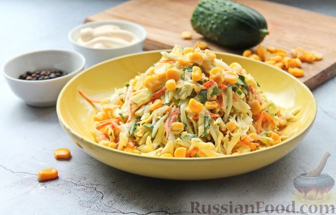 Фото приготовления рецепта: Овощной салат с кальмарами и кукурузой - шаг №16
