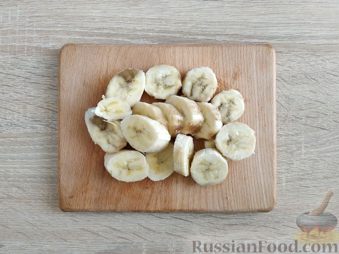 Фото приготовления рецепта: Шпинатно-банановый смузи с кефиром и мёдом - шаг №3