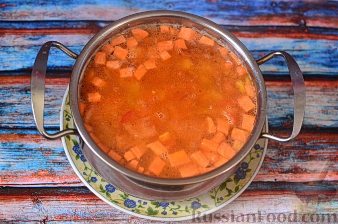 Фото приготовления рецепта: Фасолевый суп с колбасками  и овощами - шаг №11