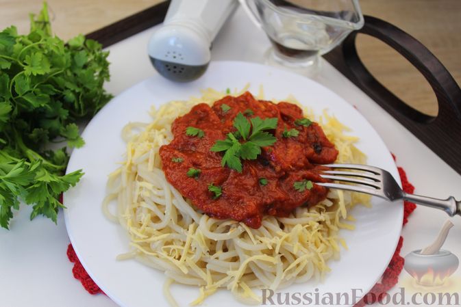 Фото к рецепту: Спагетти под томатным соусом