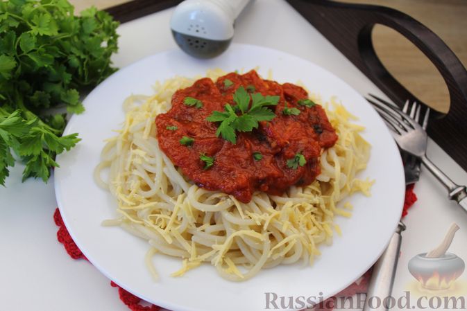 Фото приготовления рецепта: Спагетти под томатным соусом - шаг №11
