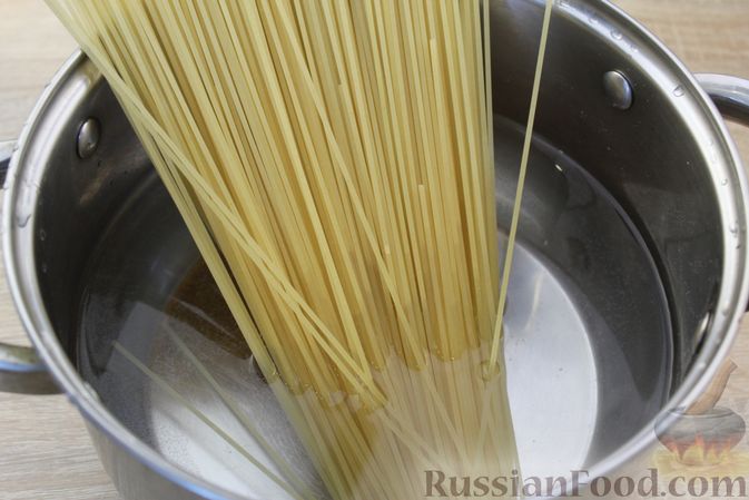 Фото приготовления рецепта: Спагетти под томатным соусом - шаг №3