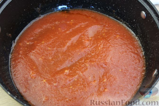 Фото приготовления рецепта: Спагетти под томатным соусом - шаг №6