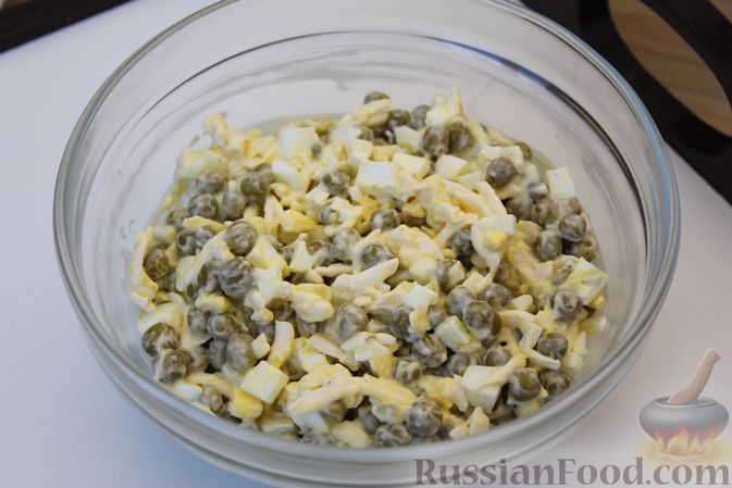 Фото приготовления рецепта: Салат из консервированного горошка и плавленого сыра - шаг №7