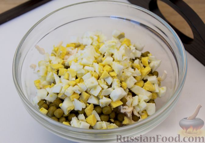 Фото приготовления рецепта: Салат из консервированного горошка и плавленого сыра - шаг №5