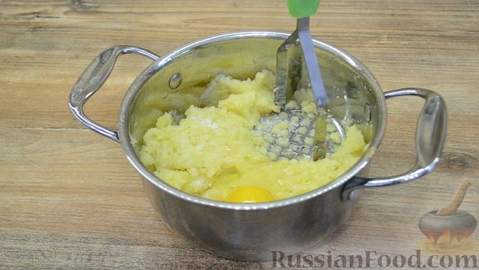Фото приготовления рецепта: Картофельная запеканка с фаршем - шаг №2