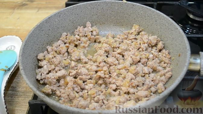 Фото приготовления рецепта: Картофельная запеканка с фаршем - шаг №4
