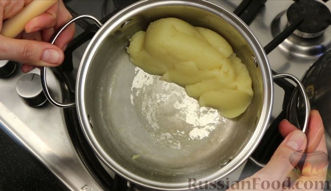 Фото приготовления рецепта: Ореховые эклеры с карамельным кремом - шаг №9