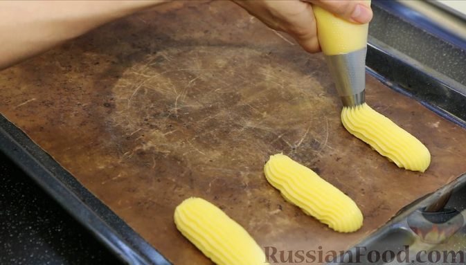 Фото приготовления рецепта: Ореховые эклеры с карамельным кремом - шаг №20