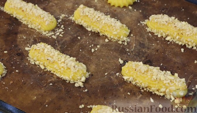 Фото приготовления рецепта: Ореховые эклеры с карамельным кремом - шаг №24