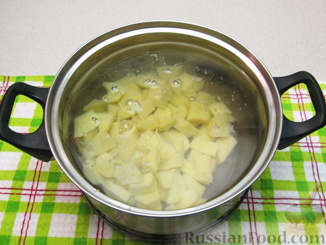 Фото приготовления рецепта: Суп из тушенки с вермишелью - шаг №3