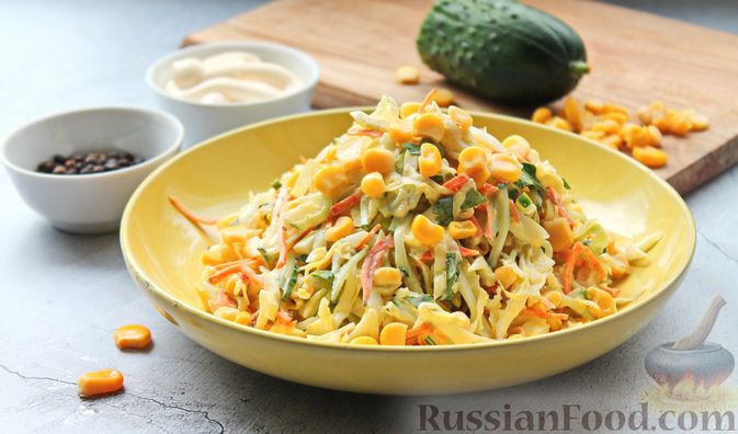 Фото к рецепту: Овощной салат с кальмарами и кукурузой